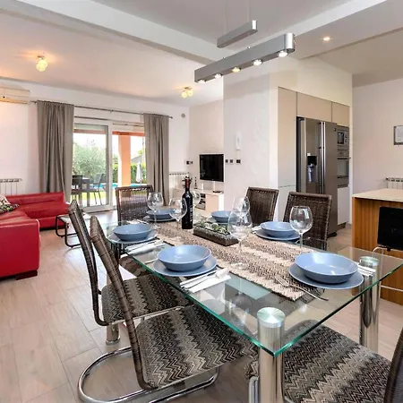 Nina Вилла Пореч