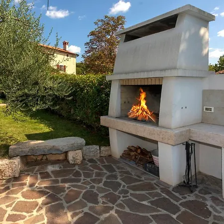 فيلة Nina بوريتش